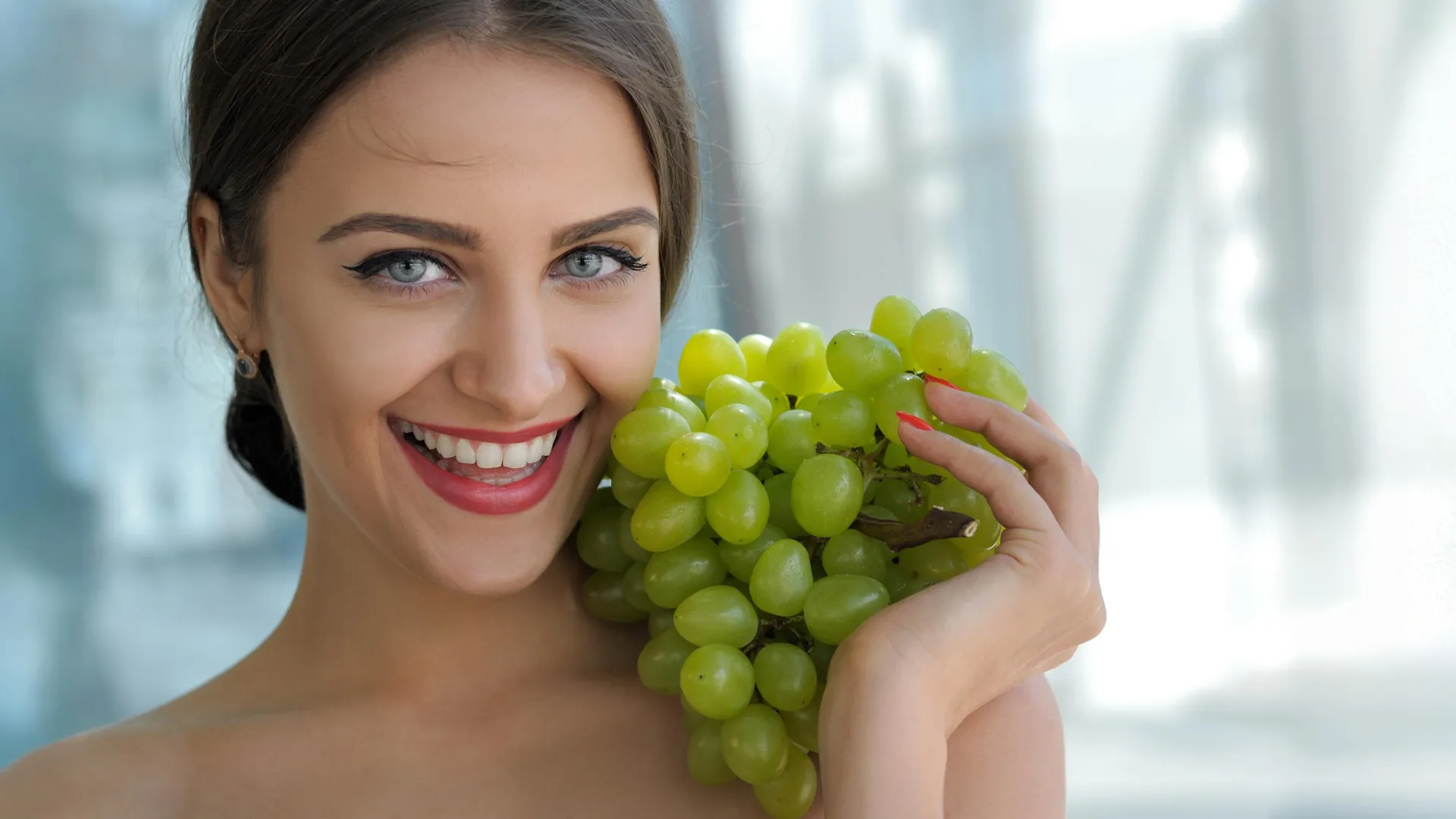 Eating Grapes Daily May Improve Skin Health at the Genetic Level